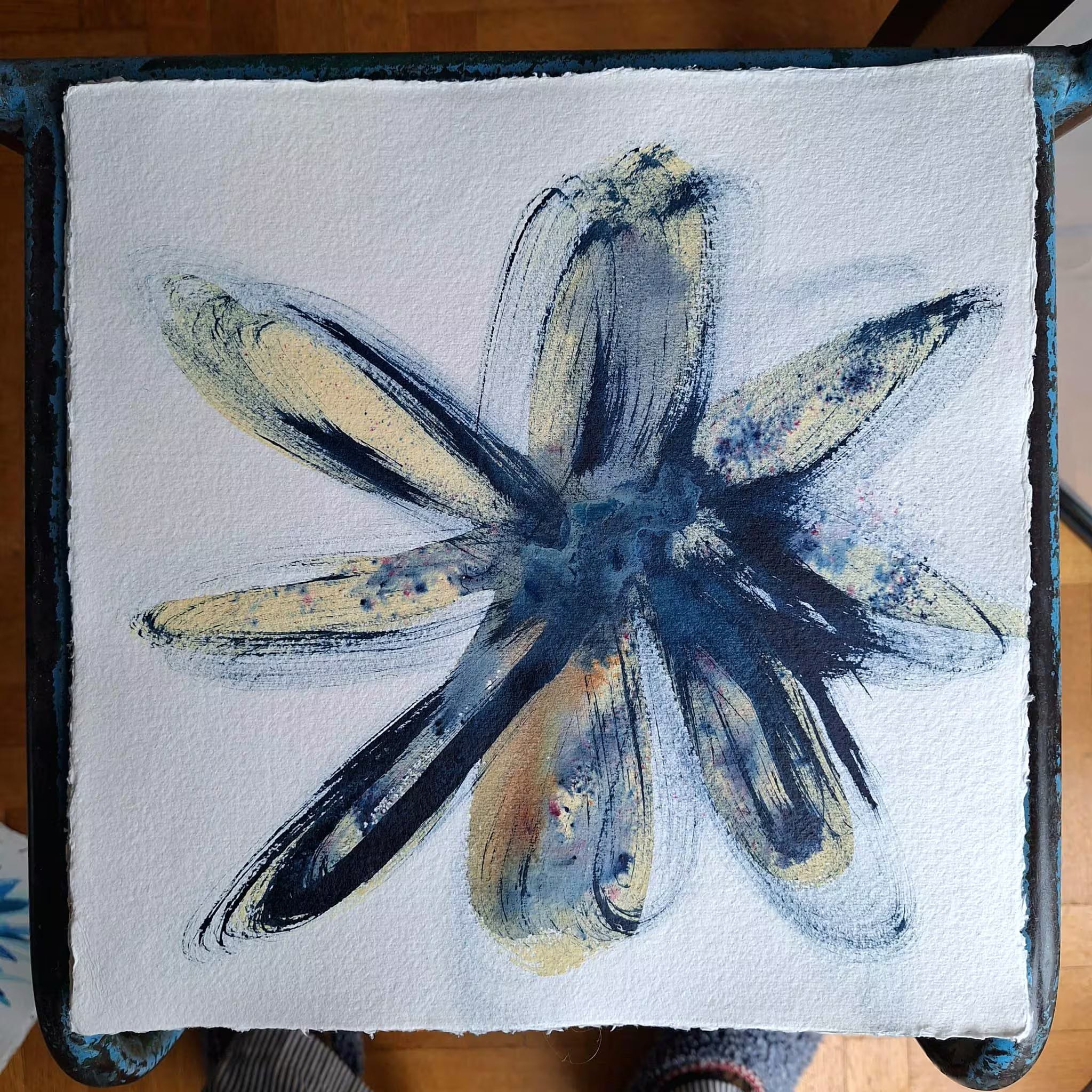 Rire de pétales #6 - bleu, doré et beige