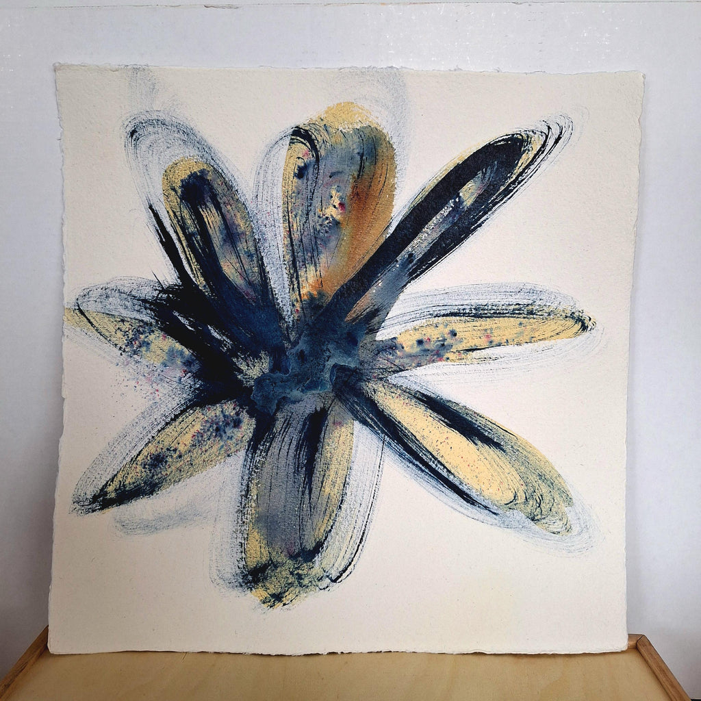 Rire de pétales #6 - bleu, doré et beige